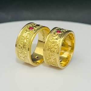 Par de Alianças Arabescos 20 Gramas com Rubi em Ouro 18k 750