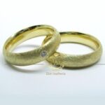 Par de Alianças Foscas 10 gramas em Ouro 18k 750 com Diamante