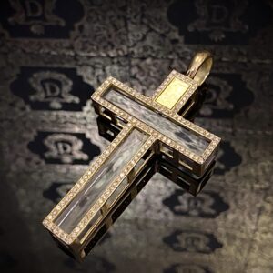 Pingente Crucifixo Cristais e Diamantes com 30 Gramas em Ouro 18k 750 - Image 1