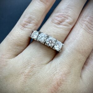 Anel Meia Aliança 4 Moissanites em Ouro Branco 18k 750 - Imagem 4