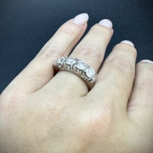 Anel Meia Aliança 4 Moissanites em Ouro Branco 18k 750 - Imagem 7