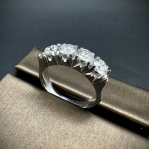 Anel Meia Aliança 4 Moissanites em Ouro Branco 18k 750 - Imagem 8