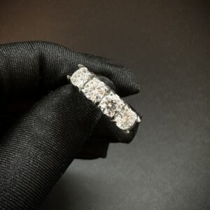 Anel Meia Aliança 4 Moissanites em Ouro Branco 18k 750 - Imagem 1