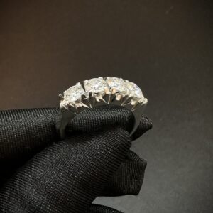 Anel Meia Aliança 4 Moissanites em Ouro Branco 18k 750 - Imagem 3