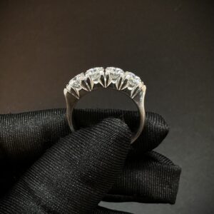 Anel Meia Aliança 4 Moissanites em Ouro Branco 18k 750 - Imagem 9